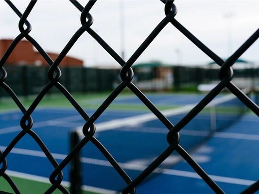 6 Gauge Twisted Black Chain Link Fence 6 ฟุต โพลีเอธิลีนเคลือบประกันอายุการใช้งานยาว