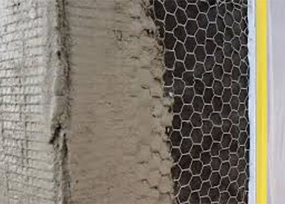 ตาข่ายลวดหกเหลี่ยมใช้เป็นตาข่ายฉาบปูนเสริมความแข็งแรงหลังคาและผนัง