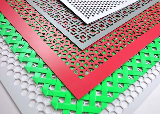 ผนังโลหะ perforated ประดับ 1x2m สําหรับฝาผนังหน้าผาเพดาน