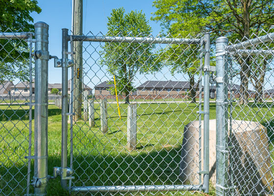 กว้าง 25 มม 3 มม แกลนไซด์ Chain Link Fence สายเหล็กก๊าบอนต่ํา