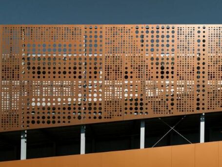 อลูมิเนียมเจาะโลหะสาย Mesh วัสดุที่แข็งแรงเบา เหมาะสําหรับการกรองระบายอากาศและอุปกรณ์ป้องกัน